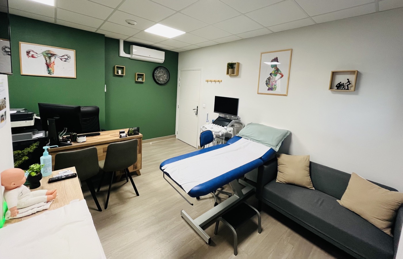 Bureau de consultation et table d'examen